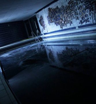 Los difuntos bajo la alberca