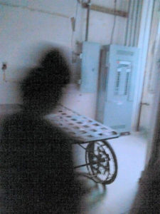 10 espeluznantes fotos de fantasmas tomadas en hospitales y manicomios embrujados