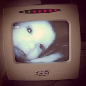 15 espeluznantes fotografías capturadas desde monitores de bebés